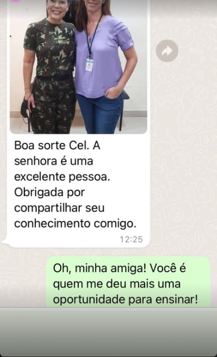 Print de WhatsApp: aluna ao lado da Teacher Simone fardada