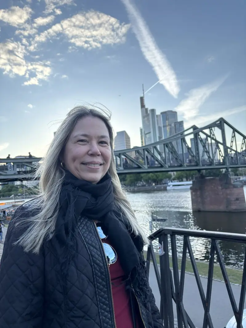 A Teacher Simone em Frankfurt, à beira do rio